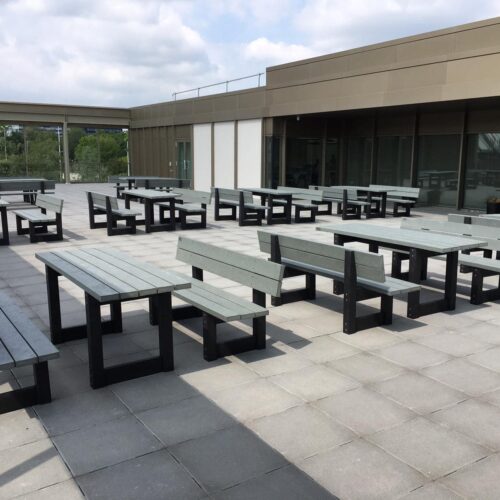 Kunststof Picknicktafel London 31 Ontdek de duurzame kunststof picknicktafel model Londen van Govaplast, perfect voor scholen, horeca, parken en openbare ruimten dankzij het onderhoudsvrije karakter en stijlvolle design. Afgebeeld: Picknickset model Londen in een fraaie bi-color uitvoering